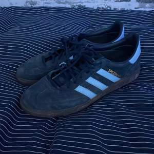 Säljer mina Adidas spezial pga att dom inte används längre. Skick 8/10. Priset kan diskuteras Skriv för mer info och bilder!