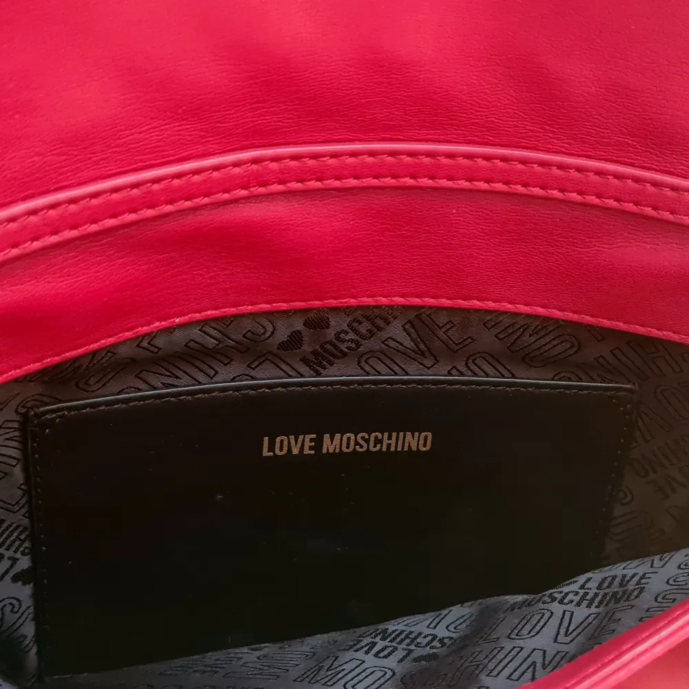 Väska från Love Moschino, säljs då den aldrig används. Precis som ny!  Nypris 1299. Väskor.