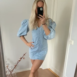 Klänning - En superfin klänning från zara!