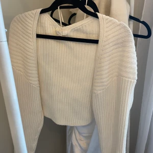 bolero - Söt bolero från hm i super fint skick😍😍Storlek XL men passar mig som har s
