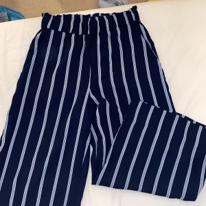 Randig blå byxa från H&M  - En perfekt härlig sommar byxa som är knappt använd 🥰har en tun och flowigt material. Passar för xs -s