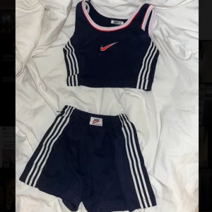 Nike vintage set - Supersnyggt vintage nike set som har blivit för litet för mig. Shortsen har resår så dom passar xs/s men toppen är xs 