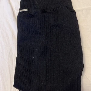 Aimin tights  - Perfekta träningstights som verkligen sitter på plats , säljer för att jag köpte två storlekar så dessa är endast testade, nypris 599 mitt pris 400