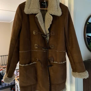 Retro höst/vinterjacka  - Varm och snygg jacka från Pepe Jeans som letar ny ägare. Väldigt lite använd. 