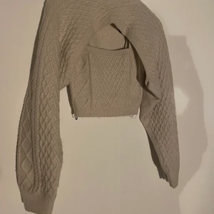 H&m set  - Säljer nu denna topp tröjan som aldrig kom till användning, om ni har mer frågor kom priv 💗💕