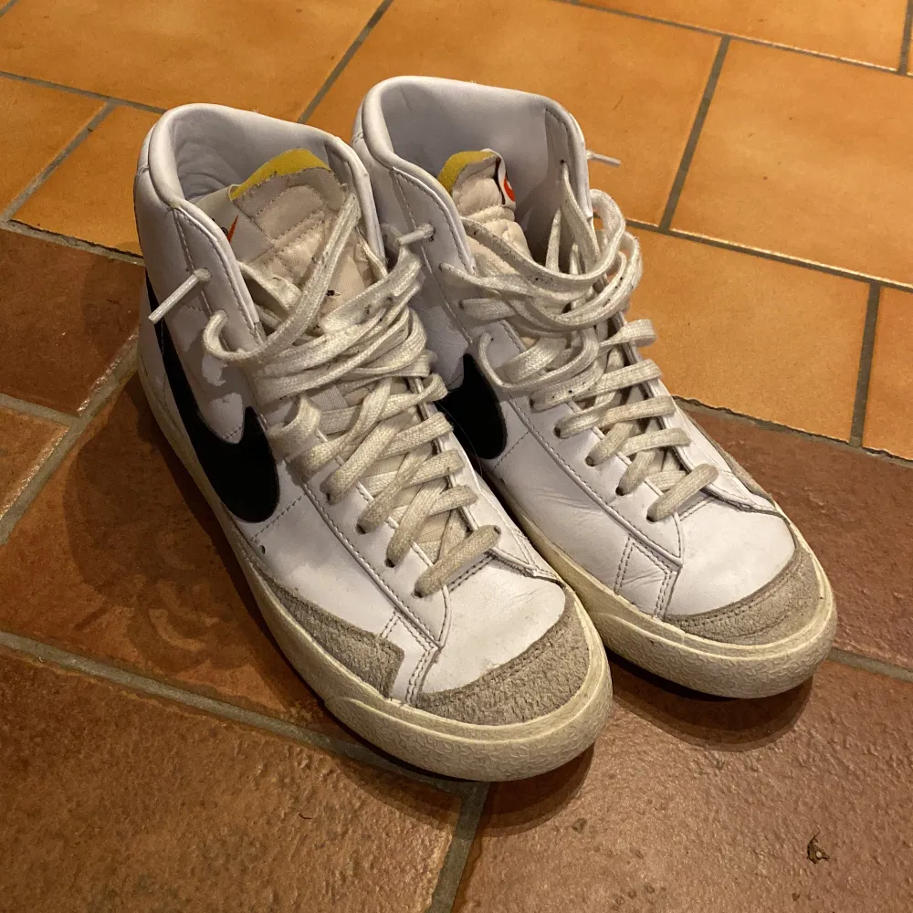 Snygga Retro liknande skor från Nike (blazers). Inte använda så mycket, och ska rengöras innan leverans. Storlek 38 men passar 37-38 då dem är smala❤️💞. Skor.