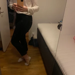 Kostymbyxor  - Svarta kostymbyxor från hm med snygga detaljer ifrom av svarta siden band längst sido sömmen.  Mid waist, stl 38