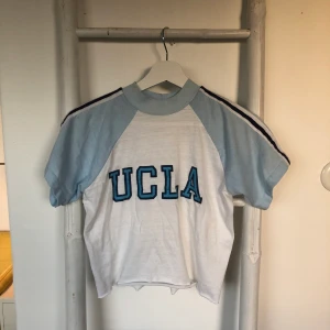T-shirt  - Ucla T-shirt, kroppad med en liten polograge 