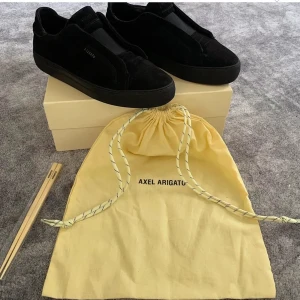 Axel arigato - Säljer dessa Axel arigato laceless  skicket 9/10  Allt med förljer box, bag osv..  Skicka om ni har några frågor!  Tar emot byten också!