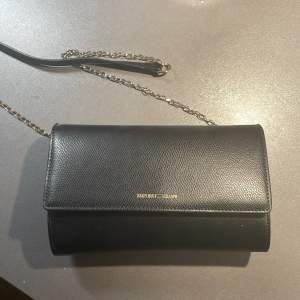 Svart emporio armani handväska med silverkedja, köpt på Zalando för ca 3 år sedan! Använd men i bra skick. Köpt för 1200kr 