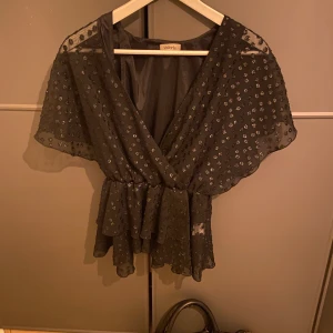 Volang blus - As snygg volang blus från Valerie. Köpt på sellpy. Säljer då den inte kommer till användning.