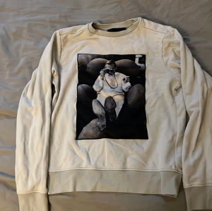 Limitato swetshirt  - Säljer min limitato swetshirt då den börjar bli liten! Små små fläckar fint syns inte bak användning nypris 3000!