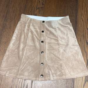 Beige kjol från GinaTricot med låtsas knappar där fram, storlek M, 50kr+frakt 