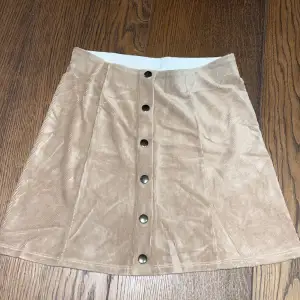 Beige kjol från GinaTricot med låtsas knappar där fram, storlek M, 50kr+frakt 