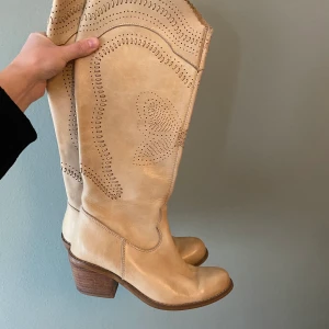 Cowboyboots strl 38 - Cowboyboots i skinn med dragkedja på sidan. Strl 38 men passar 37 också skulle jag säga. Super fint skick!