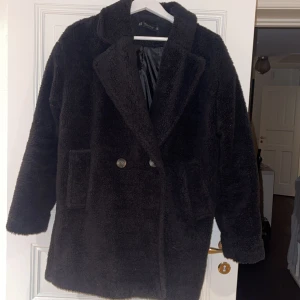 Svart teddykappa - Svart mysig teddykappa från Chiquelle, storlek 40, 250kr+frakt 