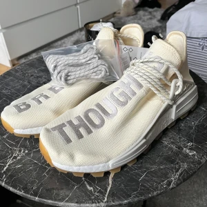 Adidas human race pharrell Nmd  - Jag säljer mina helt oanvända pharrell adidas Nmd humanrace st 44 2/3 