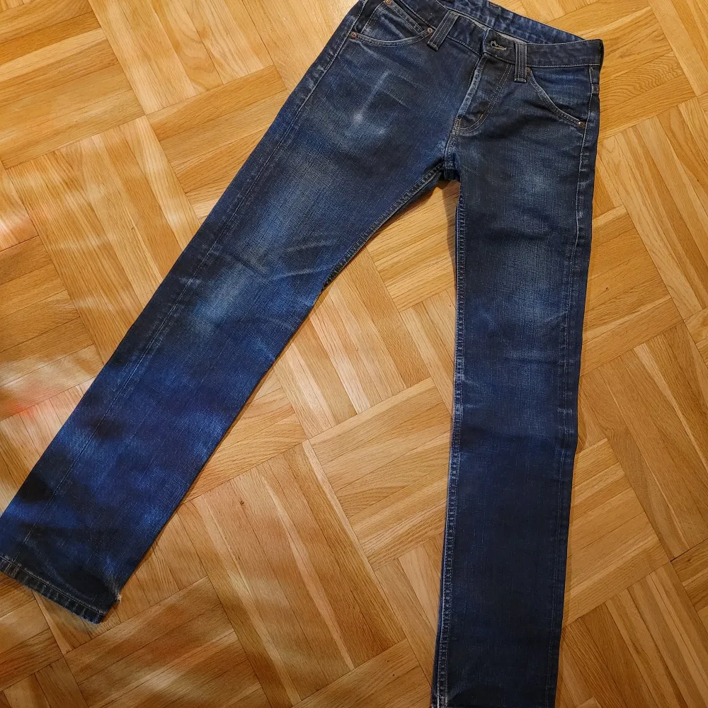 Lee Jeans Powell 29/32 Bomull. Fint skick. Innerbenlängd 80cm. Sidlängd 102cm. Midejemåtr/linning 78cm. Unisex/ Killlmodel. Inslitna, lite trsig nertill.. Jeans & Byxor.