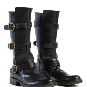 Boots från Fiorentina+Baker - Skor från Fiorentina+Baker. Använd, men utan anmärkning.         Det står 37 på undersidan men dom är snarare stora 38.  Material: Läder,    Nypris: 5600 SEK