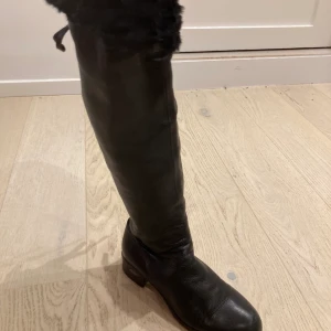 Loriblu leather winter boots - Loriblu is an Italian, elegant designer brand. The original price is 5500kr. It is real leather, and real furr on the inside. It is exteremly warm, and fashionable!