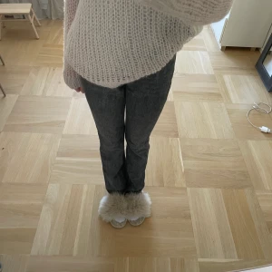 Jeans - Snygga gråsvarta jeans från mango. Jättebra skick, pris går att diskutera