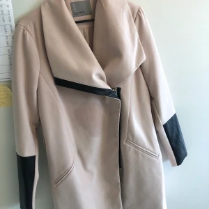 Kostym jacka/kappa - Skit läcker kappa med läder detaljer