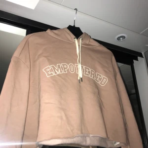 H&M divided empowered huvtröja  - Säljer denna fina tröja från h&m i storlek M.♥️ Har storlek S i vanliga fall men passade mig bra. Använt den cirka 2 gånger. Kontakta mig om det behövs flera bilder på plagget eller vid övriga frågor. Köparen står för frakt♥️