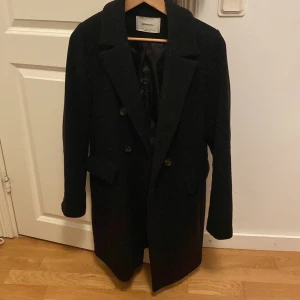 Svart kappa - Svart kappa I storlek S, används inte längre pga att den är för liten. 