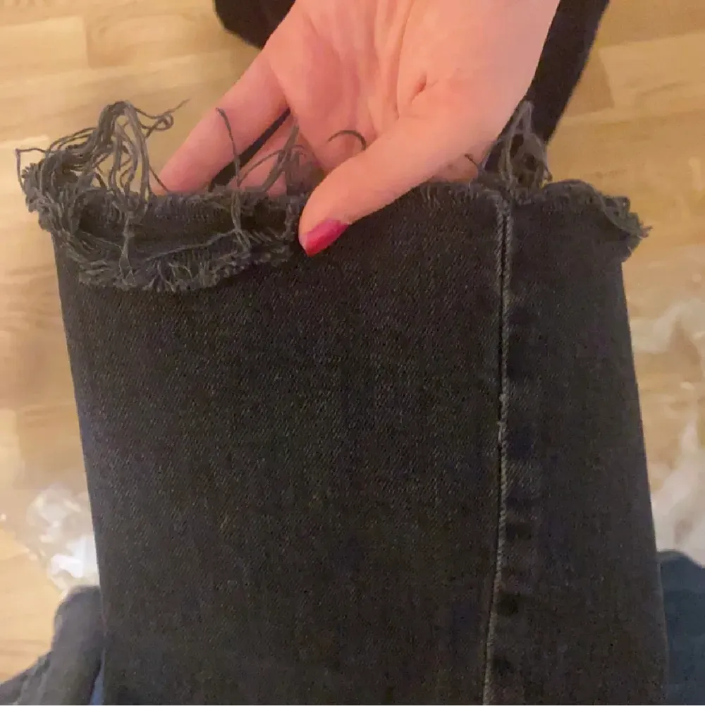 Svartgråa mom jeans från Gina, storlek 34. Jeans & Byxor.
