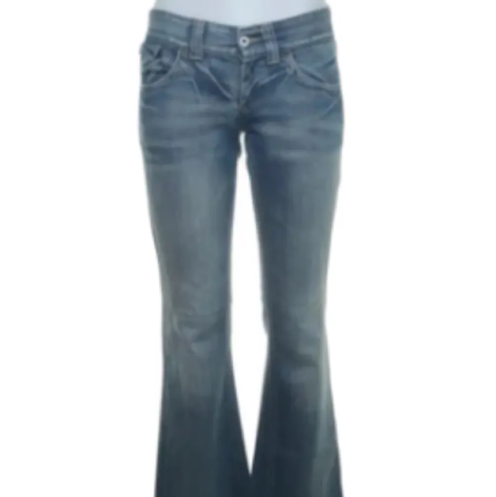 Säljer mina så snygga jeans som tyvärr inte passar, de är annars i jättefin skick. Midjemått: 82 cm och innerbenslängd: 80 cm Bud på 290. Jeans & Byxor.