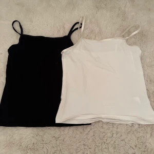 Linne - Två basis linnen ett svart och ett vitt. I storlek 146/152 skulle säga att de är som en xs. De passar mig som är S också.