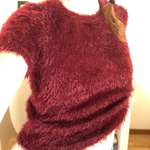 Kortärmad stickad tröja❤️‍🔥 - (TRYCK INTE PÅ KÖP NU)                           Kortärmad stickad tröja från Zara. Lite glansigt material och passande nu till jultema!🧑🏼‍🎄I bra skick, endast använd 1 gång. Möts upp i stockholm.