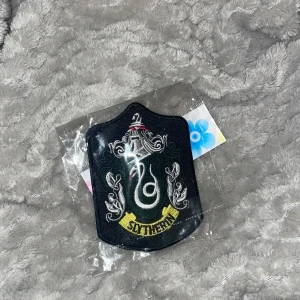 Slytherin patch  - Mörkgrön slytherin patch som passar perfekt till dina favorit jeans 😉