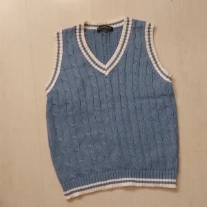 Väst - En snygg blå väst från brandy. Passar mig som är en xs/s. Sitter jätte fint och är knappt andvänd. Den är i väldigt bra skick. 