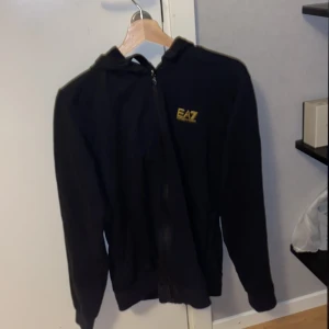 Armani zip hoddie  - Säljer för att den är för liten, köpt för typ ett år sedan och knappt använd, skick 9/10  Ny pris 1135kr storlek L men passar lätt M och S då den är liten i storleken 