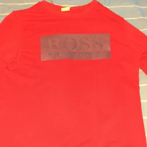 Hugo boss tröja  - Säljer min Hugo boss tröja som börjar bli för liten den är i mycket bra skick o passar till det mesta 