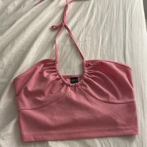 Gullig topp - Säljer denna topp för är ej bekväm i något slags linne, så denna topp/linne ligger bara och skräpar hos mig💗