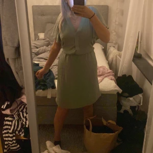 Klänning - Säljer denna gulliga klänning från hm, har även en likadan i rosa, 200kr styck +frakt!