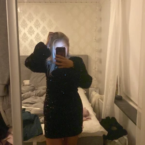 Svart glitter klänning - PERFEKT till fest!!!! Skitsnygg! Köpt för 600 säljer för 400!!!! Har en likadan i rosa oxå om nån är intresserad!💓 frakt ligger på 49
