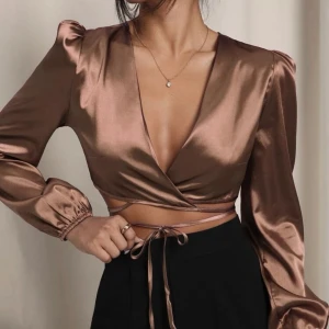 Satintopp - Croppad brun topp med puffiga ärmar, använd en gång! 💞skriv vid frågor 