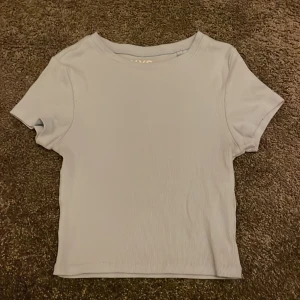 Ljusblå t-shirt  - Ljusblå t-shirt från new yorker, säljer pga för liten, köparen står för frakten 💞