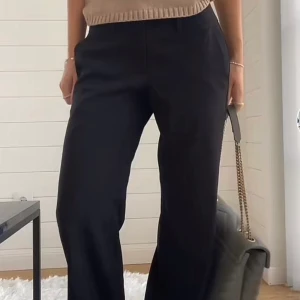 Alobha Label kostymbyxor - Säljer dessa helt nya kostymbyxorna då dem var lite för stora och långa på mig, prislapp kvar och endast testade☺️ Nypris 799:- 