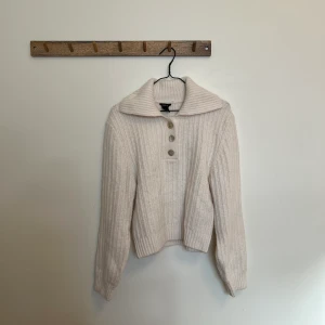 Stickad tröja - Lindex  - Stickad tröja ifrån Lindex. I en vacker benvit färg. Superfin modell med krage. Varm och skön. Endast använd 1 gång. Säljer då jag inte har användning för den. Storlek är S och passar S/M. Ordinarie pris 499kr.  Köparen står för frakt.