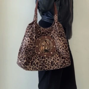 Leopard väska  - Leopardmönstrad väska i mjukt tyg. Köpt second hand men är i bra skick.🐾