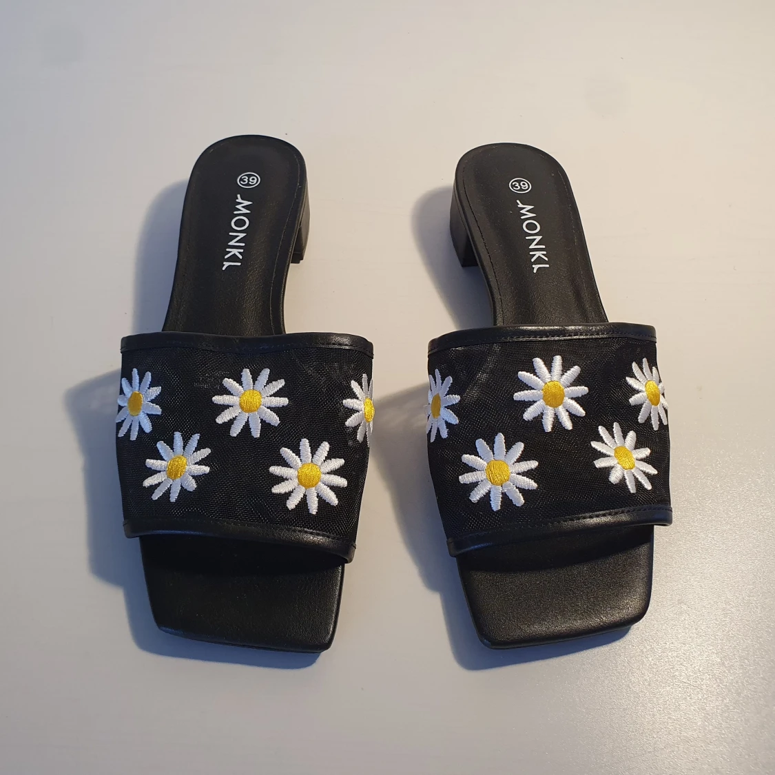 Blommiga sandaletter från Monki - 90
