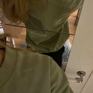 Sweatshirt  - Cool grön sweatshirt med tryck på ryggen kommer från herr avdeldningen och är därför något oversized!