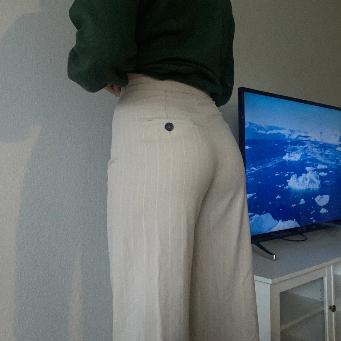 Beigefärgade kostymbyxor