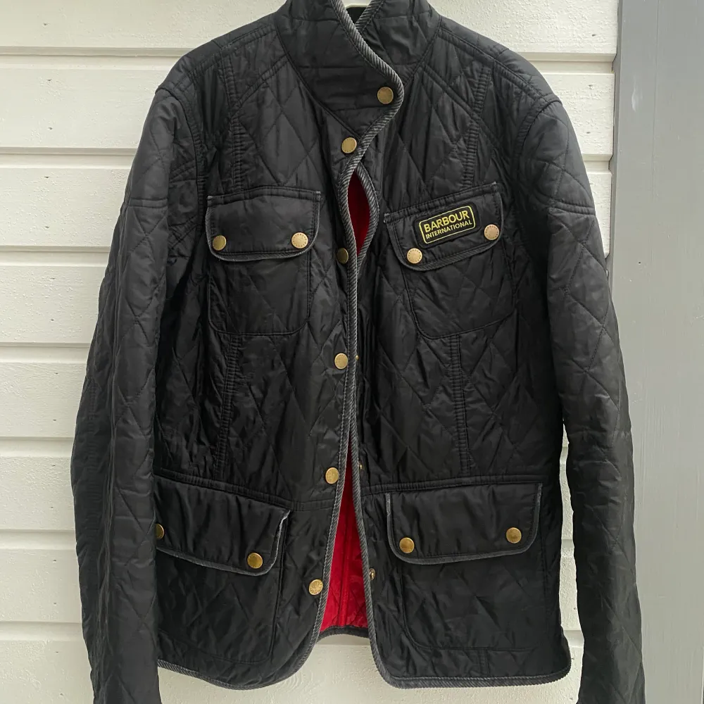 Säljer nu min älskade barbour jacka då den inte kommer till användning mer! Strl 38 men skulle säga att den passar dig som är 36/40 oxå! Den är ganska välanvänd därav priset. Köpt i barbours butik i Barkarby outlet!villig att sänka priset vid snabb affär!. Jackor.