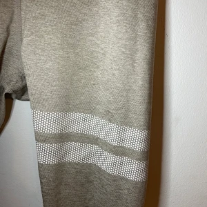 Stronger träningsbyxor  - Säljer dessa begia träningsbyxor från stronger i storlek xs. Byxorna är använda ett fåtal gånger och har inga tydliga defekter. Säljer eftersom att dom inte längre kommer till användning💕