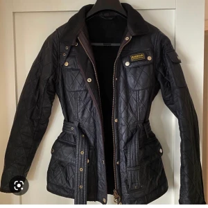 Barbour jacka  - Jacka från barbour som är super fin, använt några gånger men är i ett bra skick då den ser ut som ny. Storlek xs och kommer med bandet som är runt om. Nypris 1199 för mer information och bilder så är det bara att skicka.  